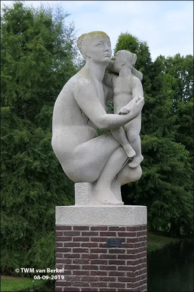 Hilversum, vrouw met kind